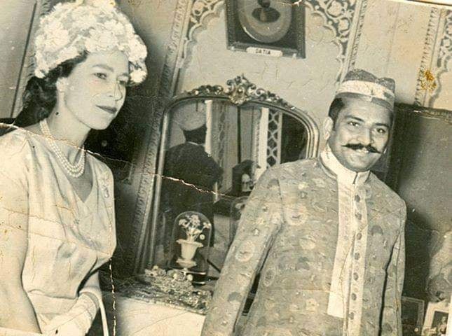Queen Elizabeth II with the Maharaja of Benares